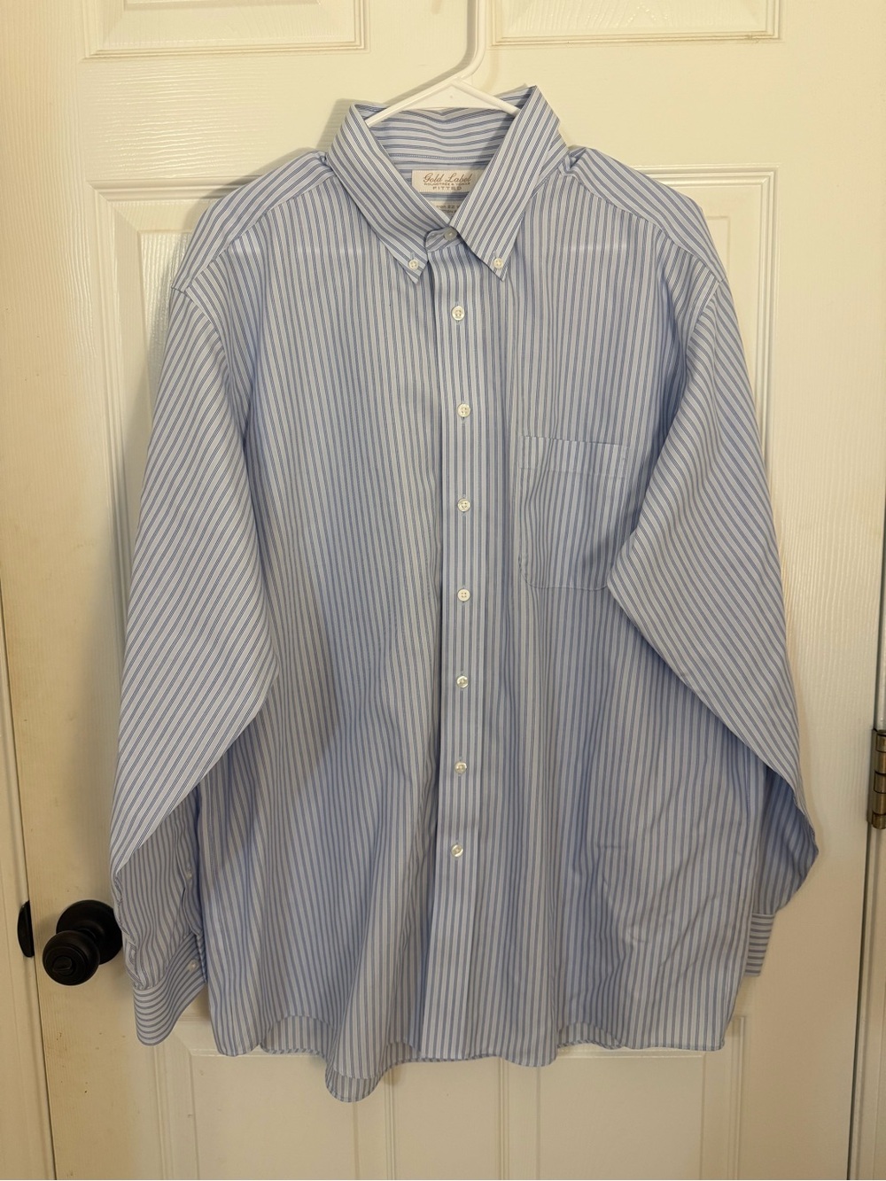 Roundtree & Yorke Men's Blue and White Stripe Dress Shirt